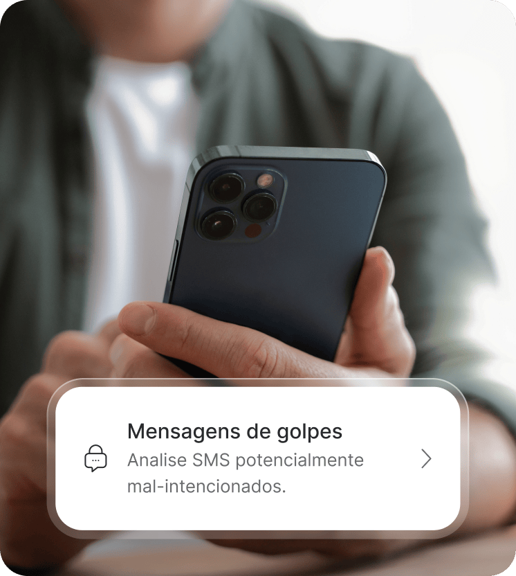 Uma pessoa a utilizar o seu smartphone para analisar possíveis mensagens fraudulentas.