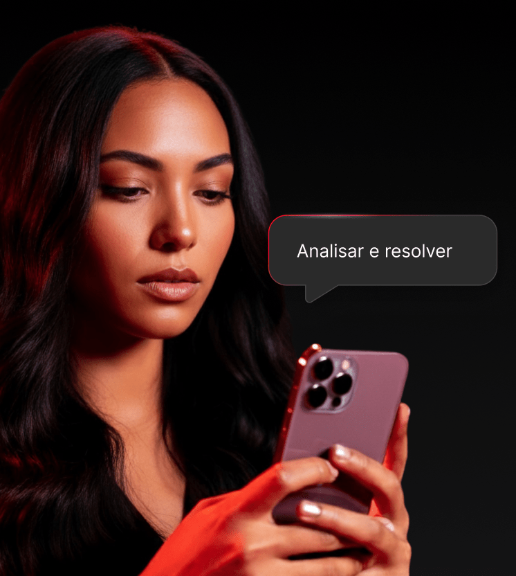 Uma mulher utiliza o Dark Web Monitor