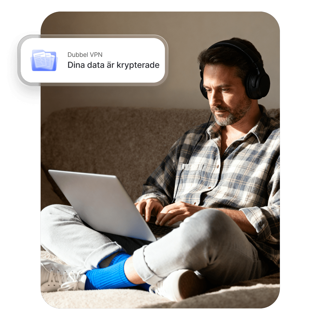 En person som använder dubbel VPN på sin bärbara dator för att skydda personuppgifter när hen surfar.