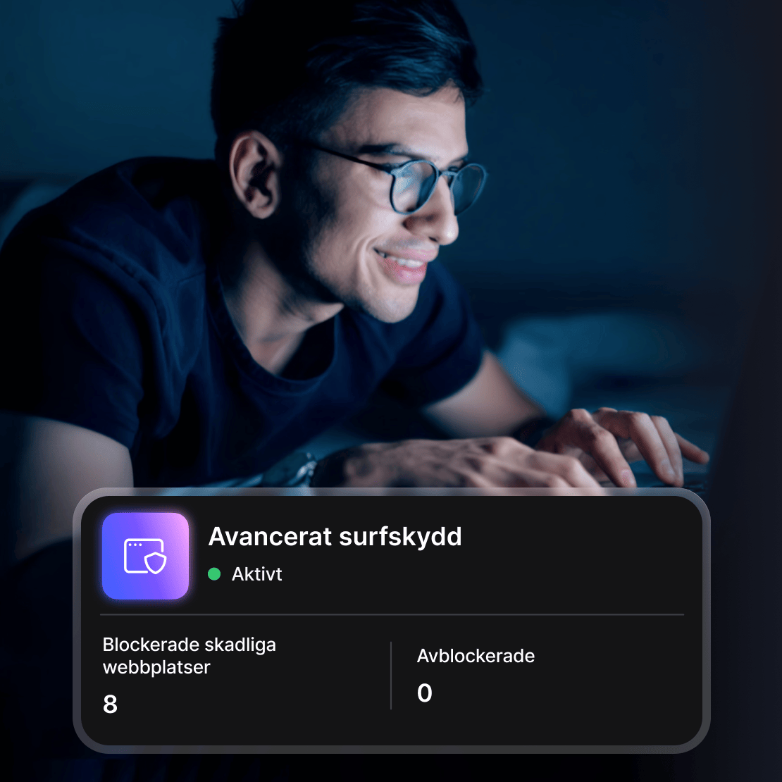 En man surfar på nätet med Avancerat surfskydd aktiverat.