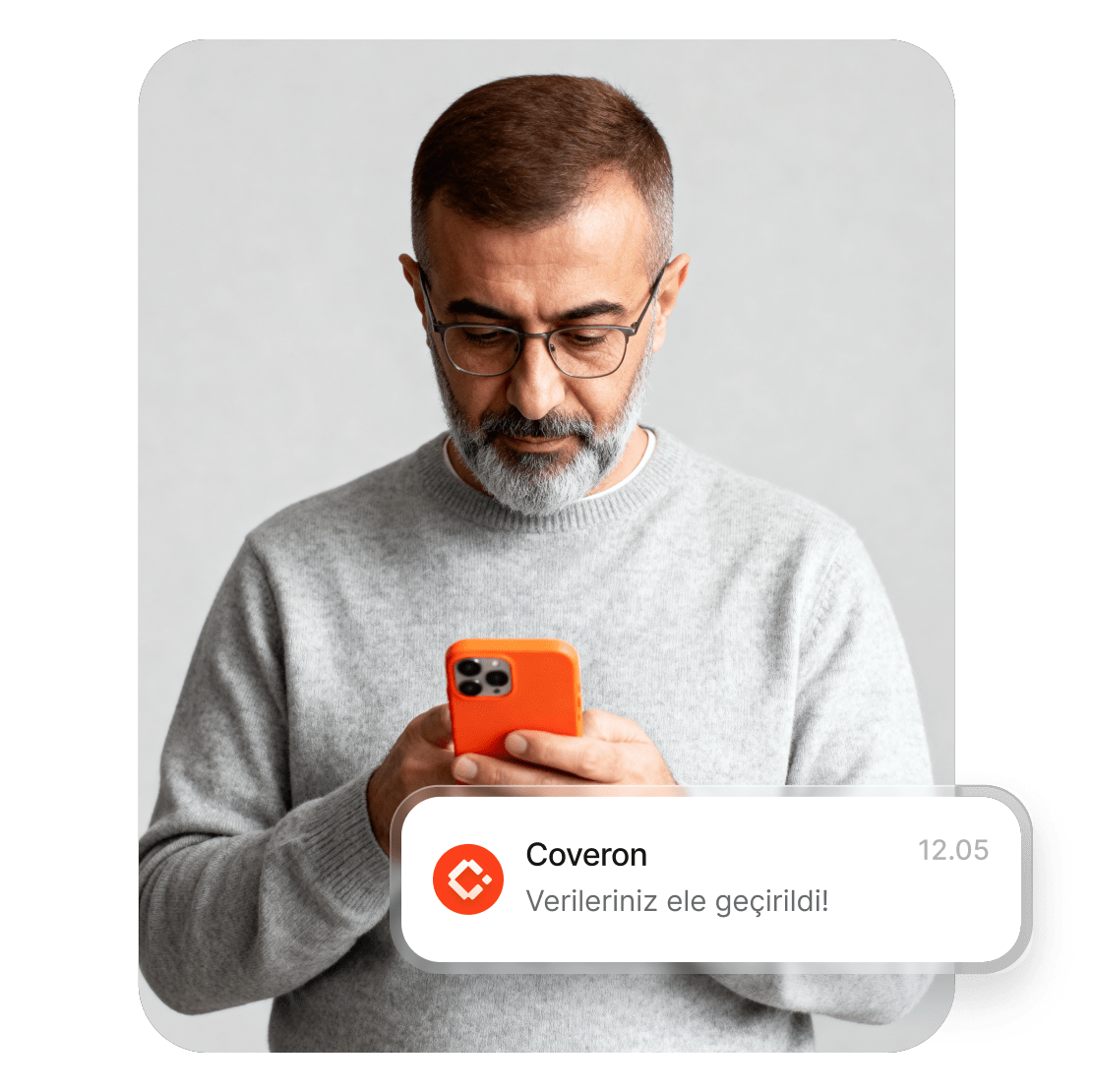 Verilerinin tehlikeye girdiğine dair Coveron&#39;in uyarısını okumak için akıllı telefonunu kullanan bir adam.
