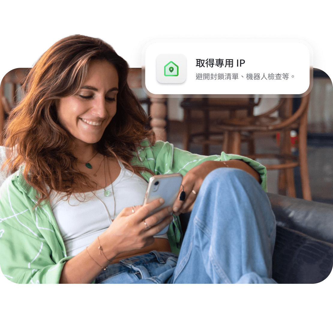一個人在智能手機上使用專用 IP 以避免網站封鎖清單。