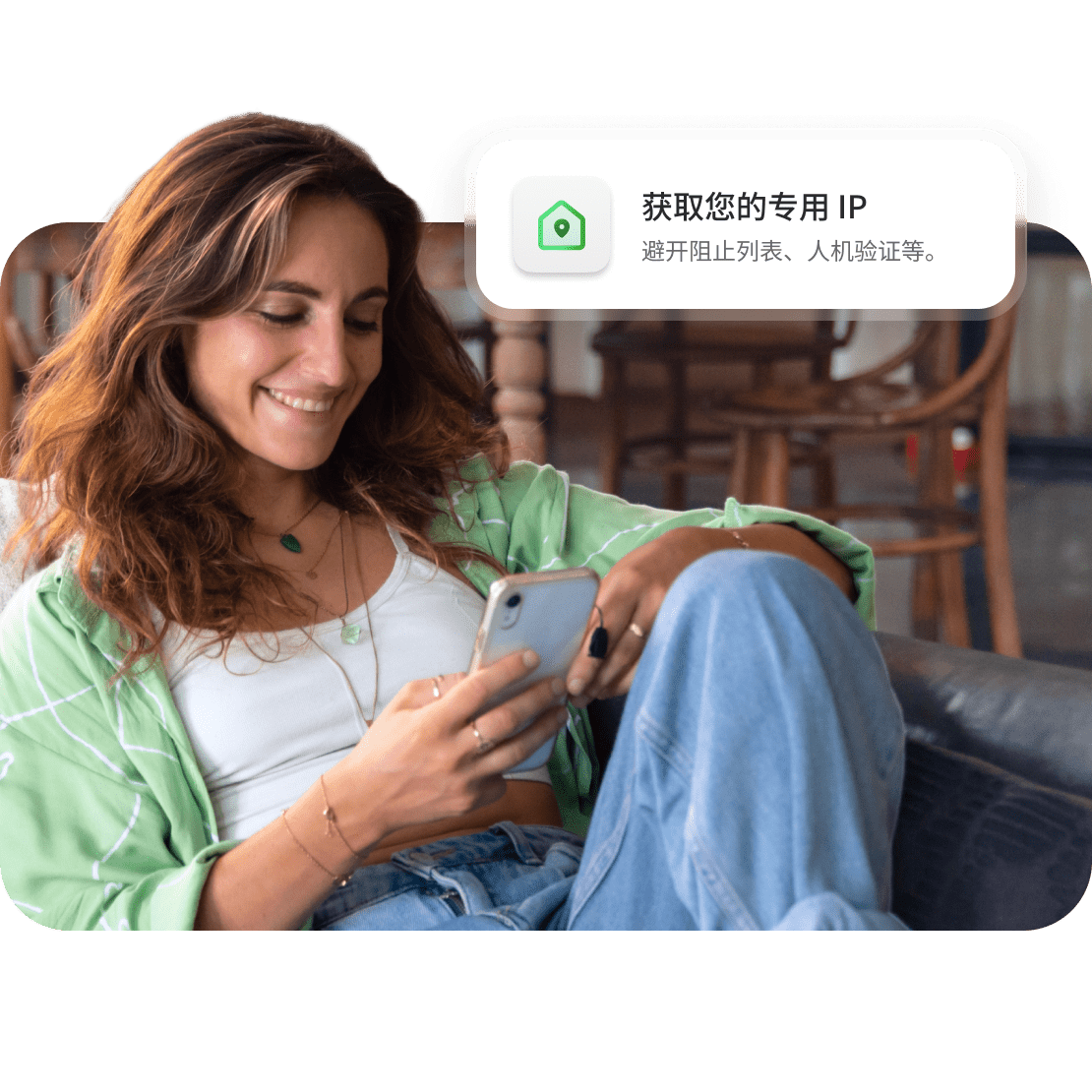 一个人在智能手机上使用专用 IP 来避免网站阻止列表。