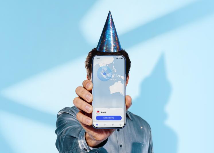 一个人戴着生日帽，手持智能手机，手机上显示着 NordVPN 应用的主屏幕。