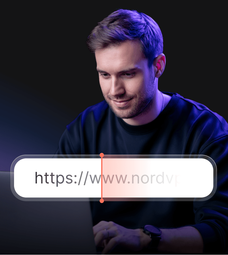 رجل يستخدم جهاز كمبيوتر محمولًا مزودًا ببرنامج مكافحة فيروسات من الجيل التالي ينظف معلمات التتبع من عنوان URL.