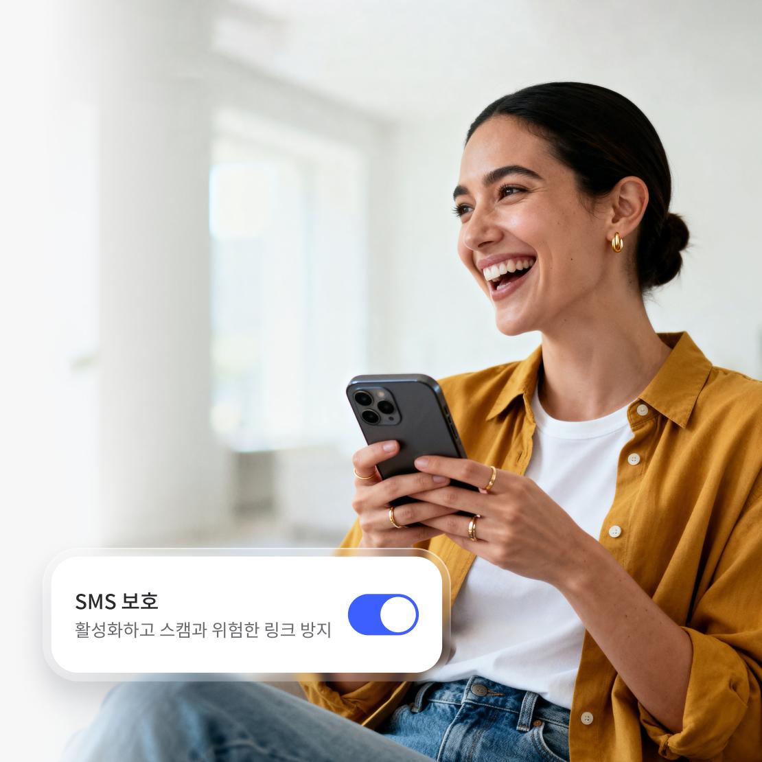 스캠 및 위험 링크를 피하기 위해 스마트폰에서 NordVPN의 안심 메시지 보호 기능을 사용하는 사람.