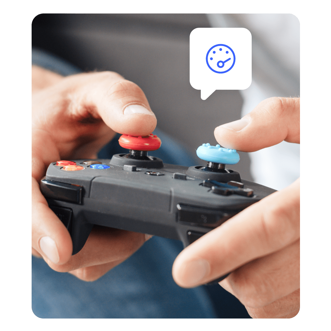 Mani che impugnano un controller durante una partita a Fortnite.