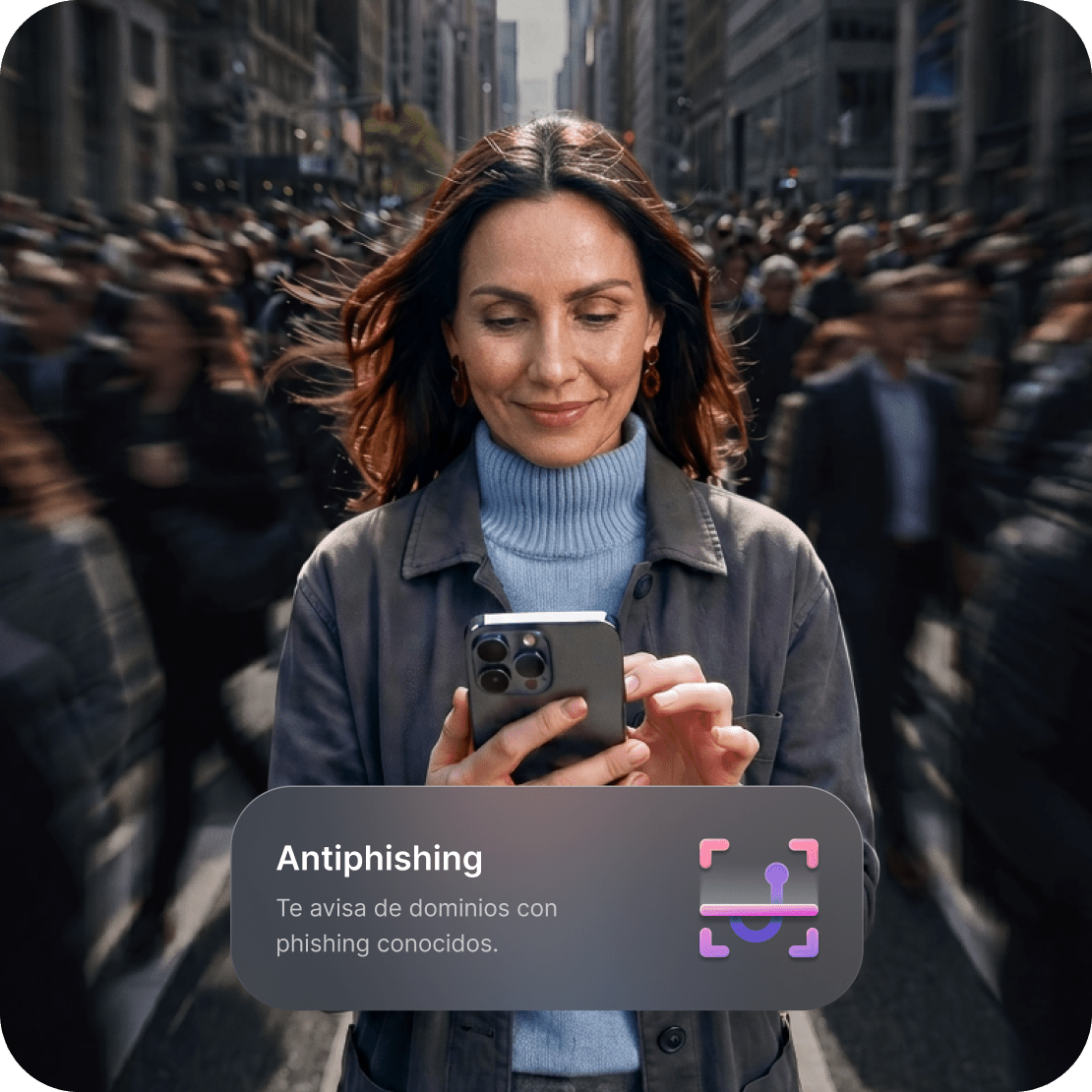 Una mujer en una calle llena de gente sonríe mientras usa su celular con el antivirus de última generación y función antifraude de NordVPN.