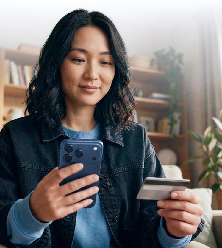 30日間の返金保証付きでリスクがないVPNを設定するためにスマートフォンを使用している人。