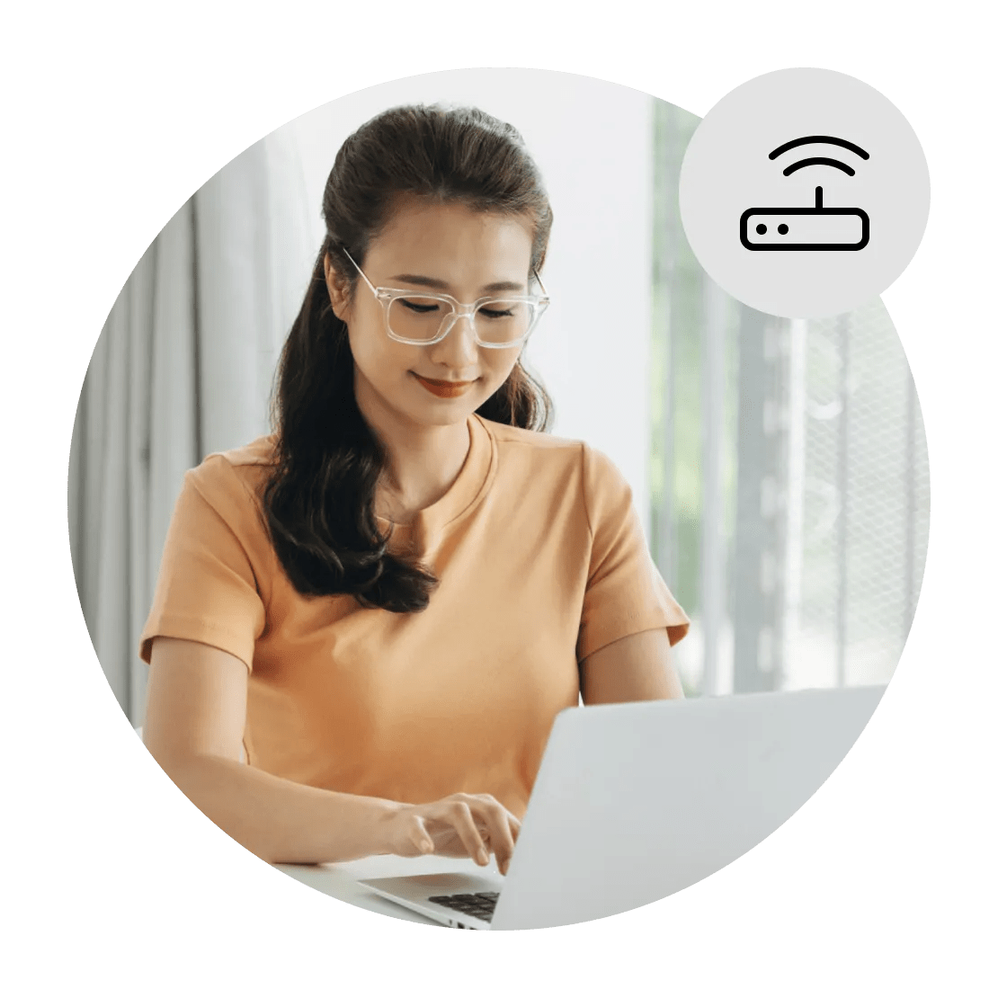 使用虛擬 VPN 路由器在 Chromecast 上設定 NordVPN 的女子。