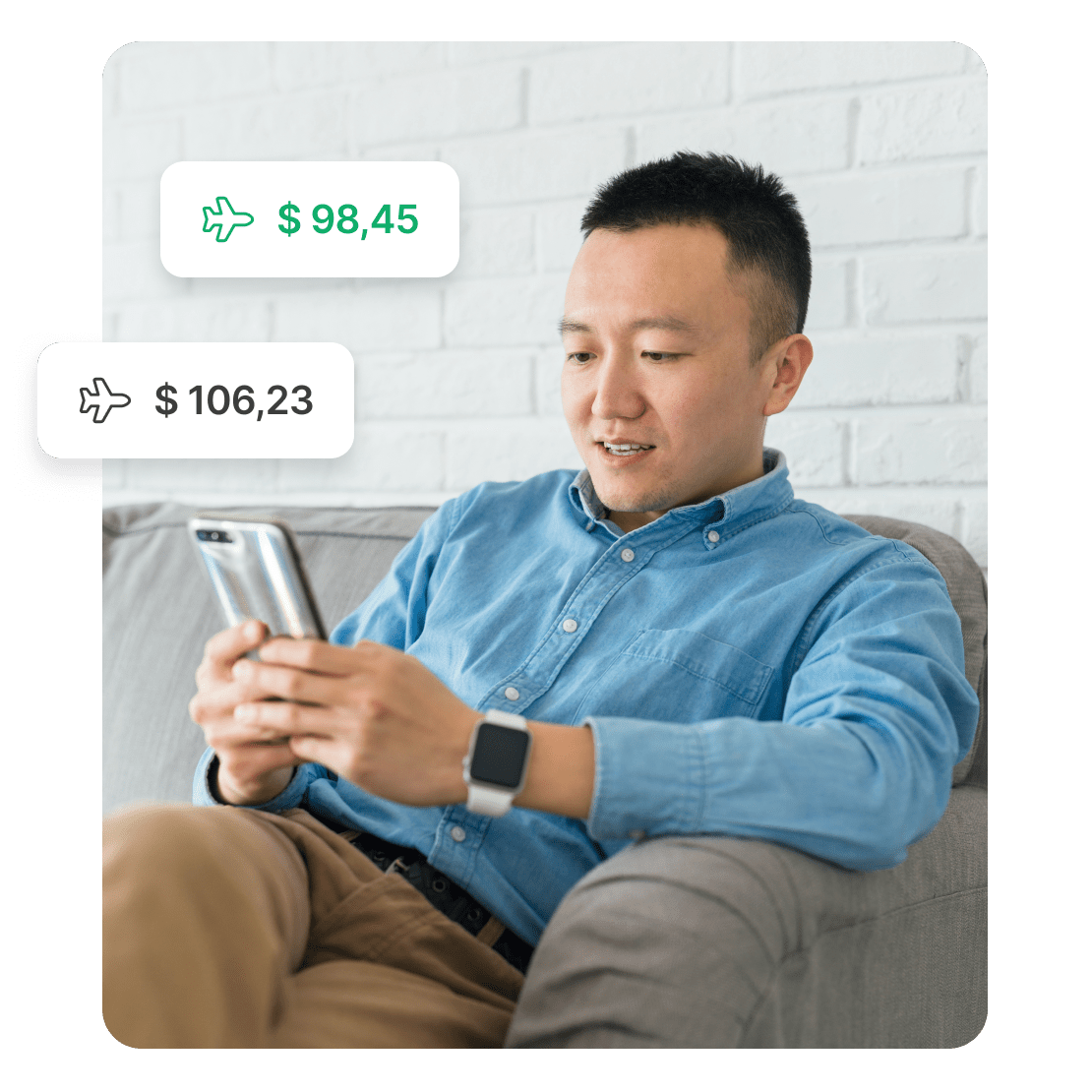 VPNに接続されたスマートフォンで、ブラックフライデーの航空券のお得情報を閲覧している男性。
