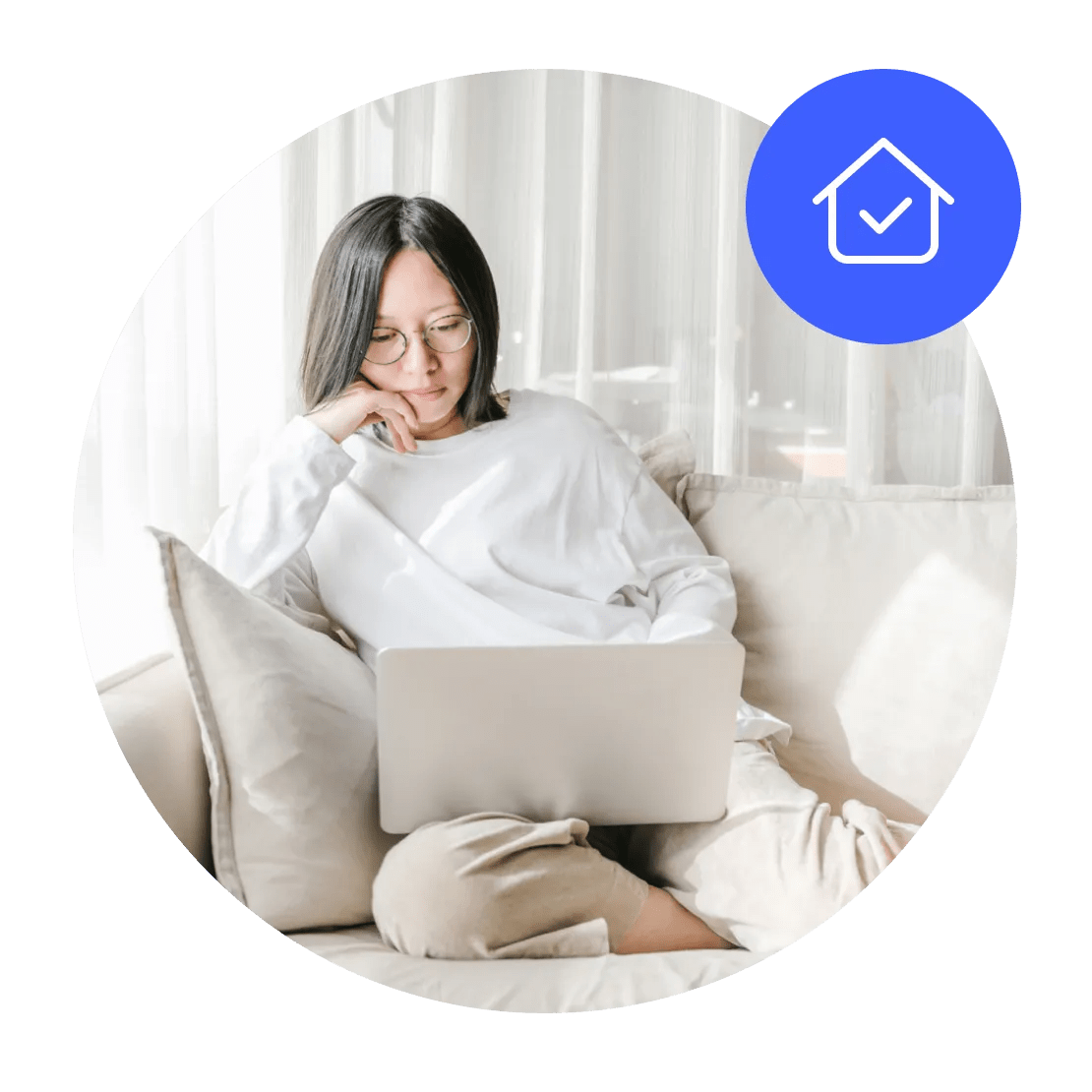 女子正在手提電腦上使用 NordVPN 更改 IP 位址。
