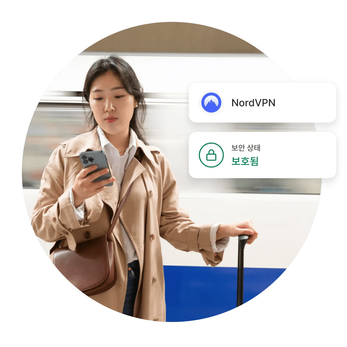 휴대전화에서 NordVPN VPN 클라이언트를 사용하여 연결을 보호하는 여성.