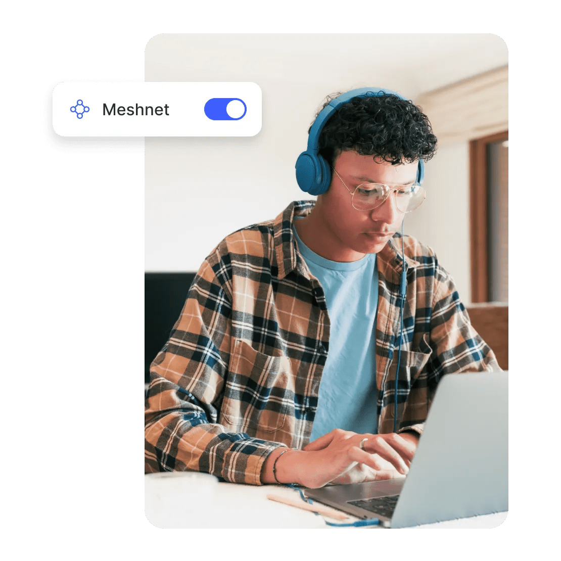 En mand, der spiller Team Fortress 2 på sin bærbare computer, med det hurtigste VPN slået til, og Meshnet aktiveret.