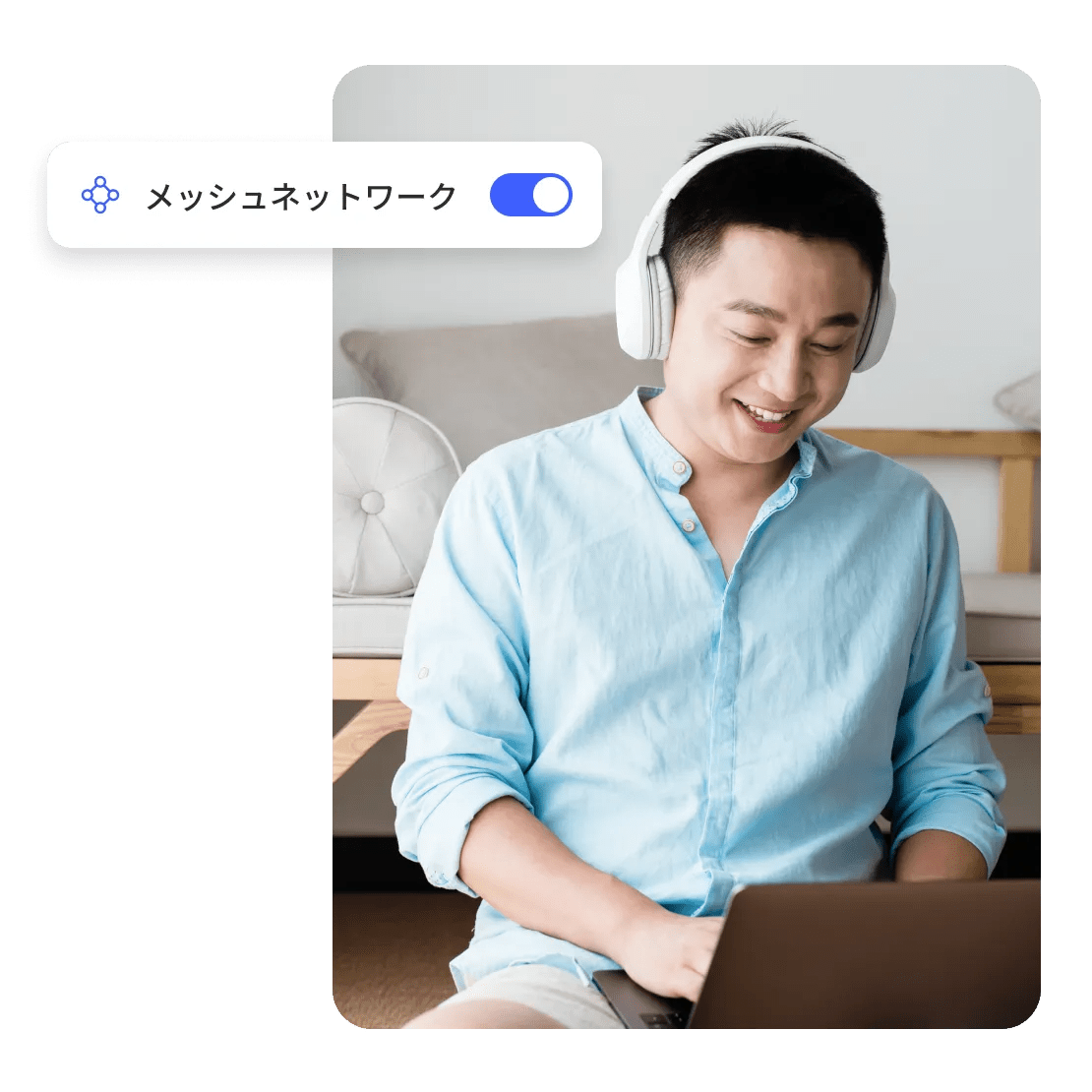 最速のVPNをオンにし、メッシュネットワークを有効にしたノートパソコンでTeam Fortress 2をプレイする男性。