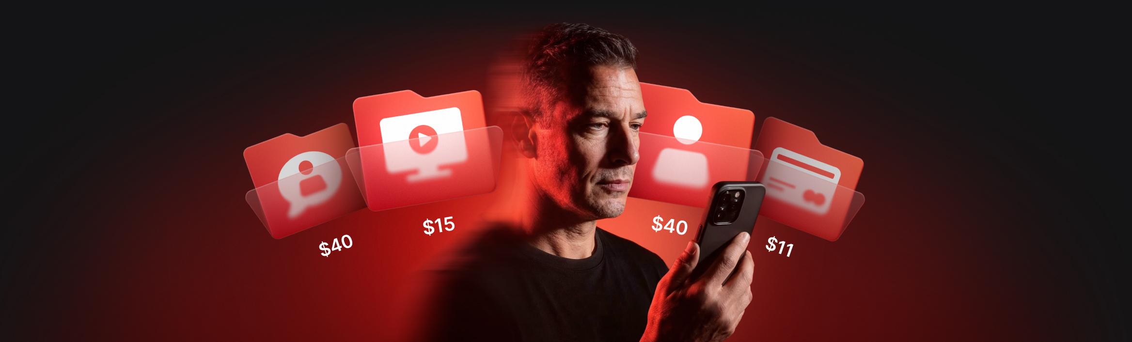 En mann surfer på nettet på telefonen sin, uvitende om at personopplysningene hans allerede er til salgs på det mørke nettet.