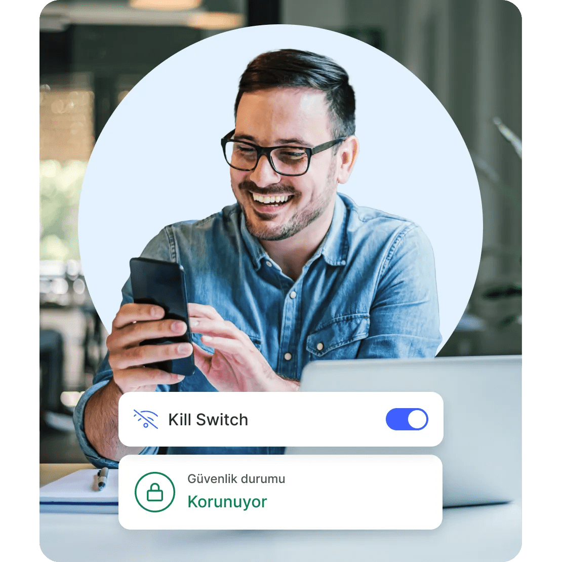 Kill Switch özelliği etkin durumdayken akıllı telefonunda mutlu bir şekilde gezinen bir adam.
