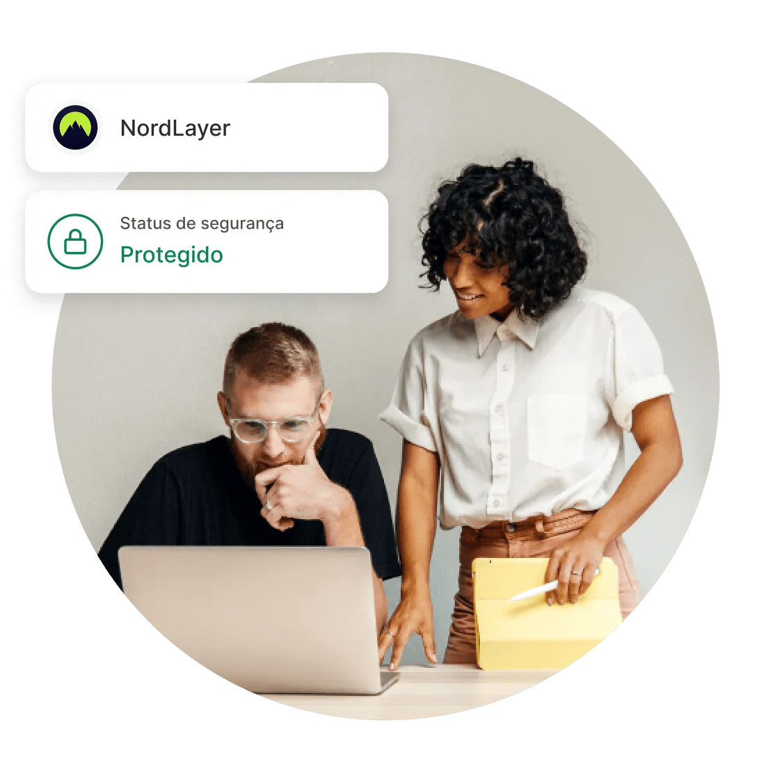 Um homem e uma mulher trabalhando no escritório protegidos por uma solução de VPN para empresas.