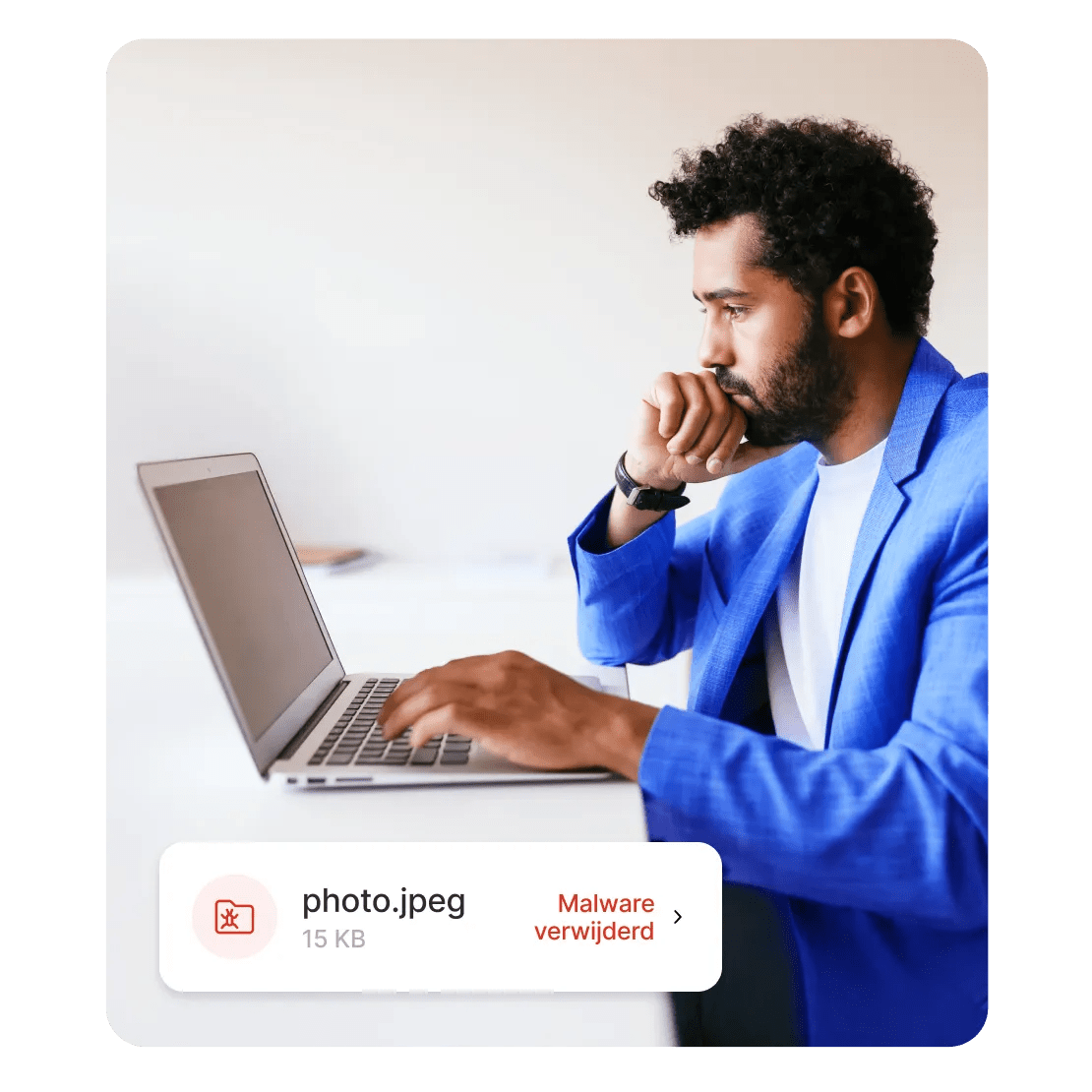 Een gebruiker controleert een waarschuwing van Threat Protection Pro™ over malware die in zijn download is aangetroffen.