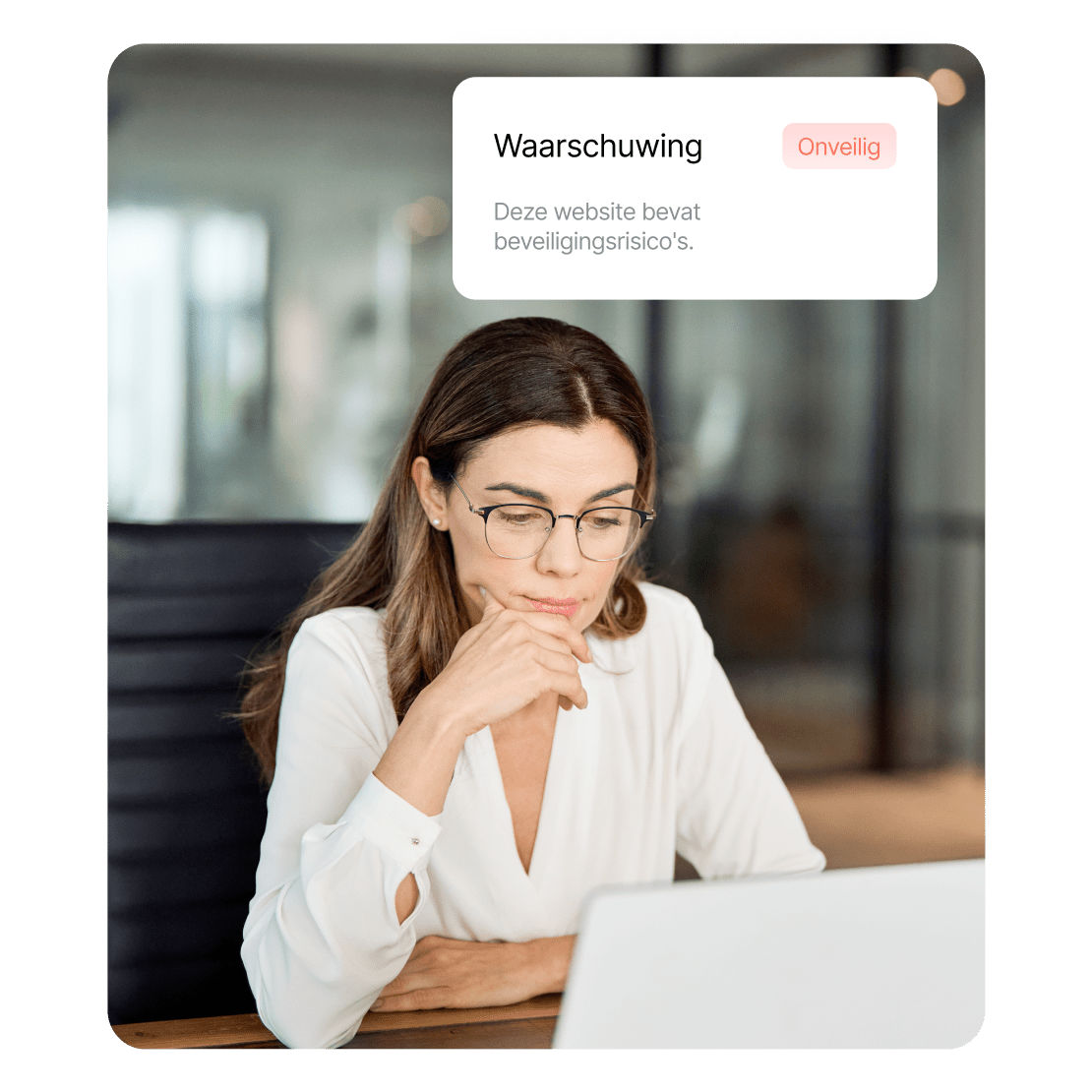 Een vrouw die zich zorgen maakt over problemen met cybersecurity.