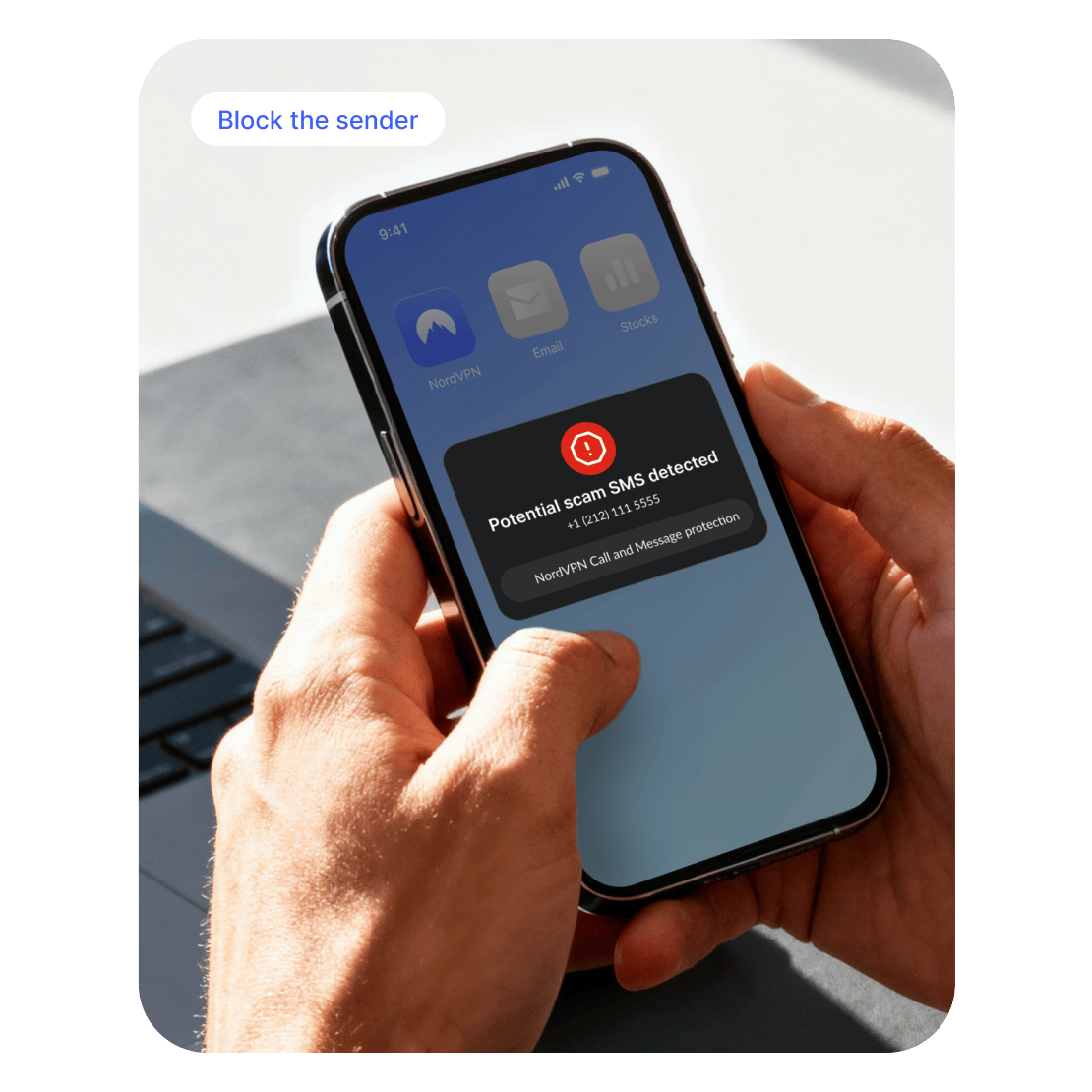 شخص يتلقى تنبيه حماية الرسائل من NordVPN على هاتفه الذكي.