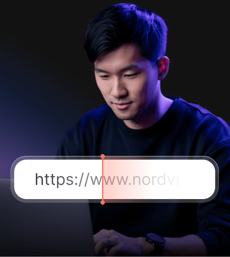 URLから次世代のAVのクリーニング追跡パラメータを取得しているノートパソコンを使用している男性。