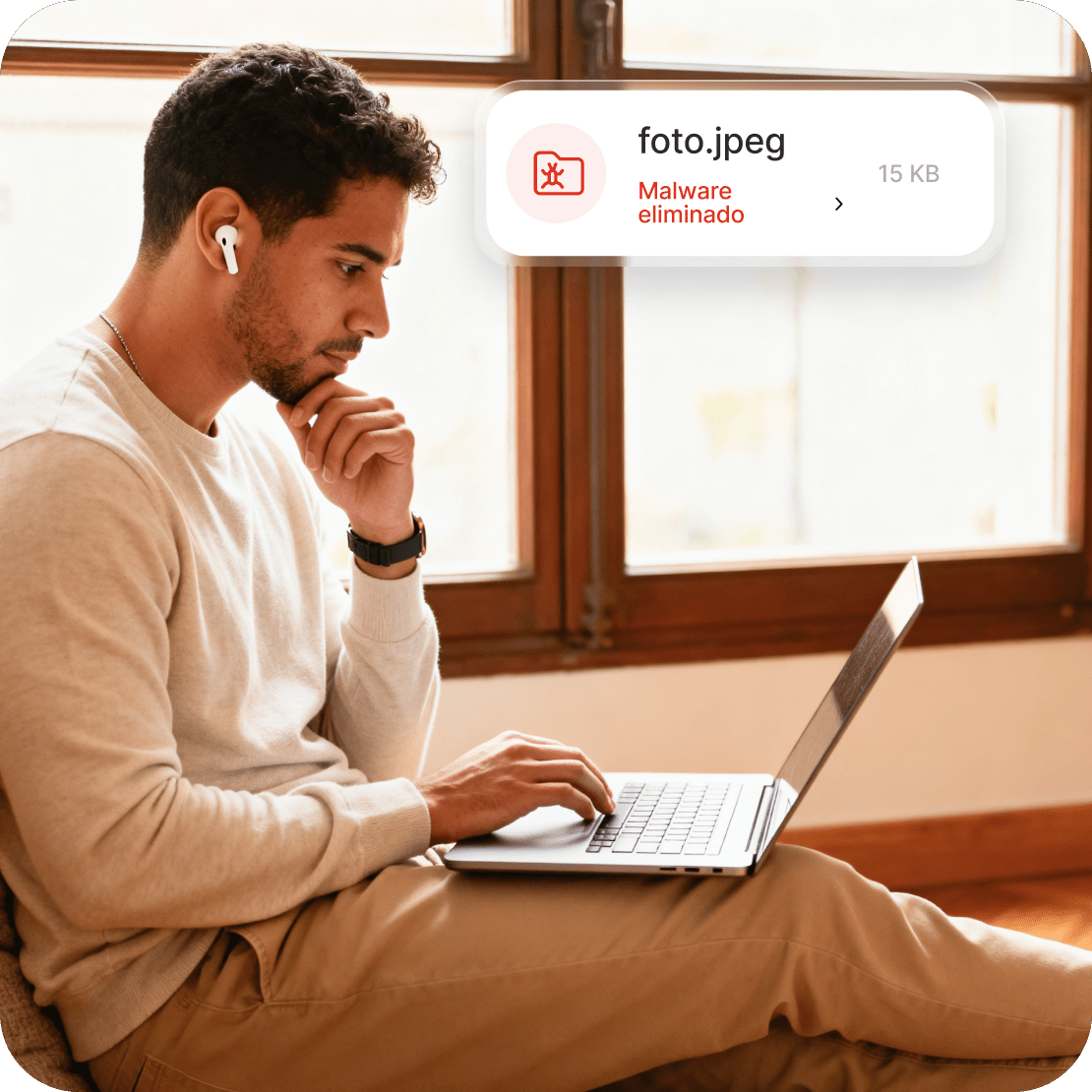 Un hombre usa una laptop en la que aparece una notificación del antivirus de última generación que indica que se ha eliminado un archivo por contener malware.