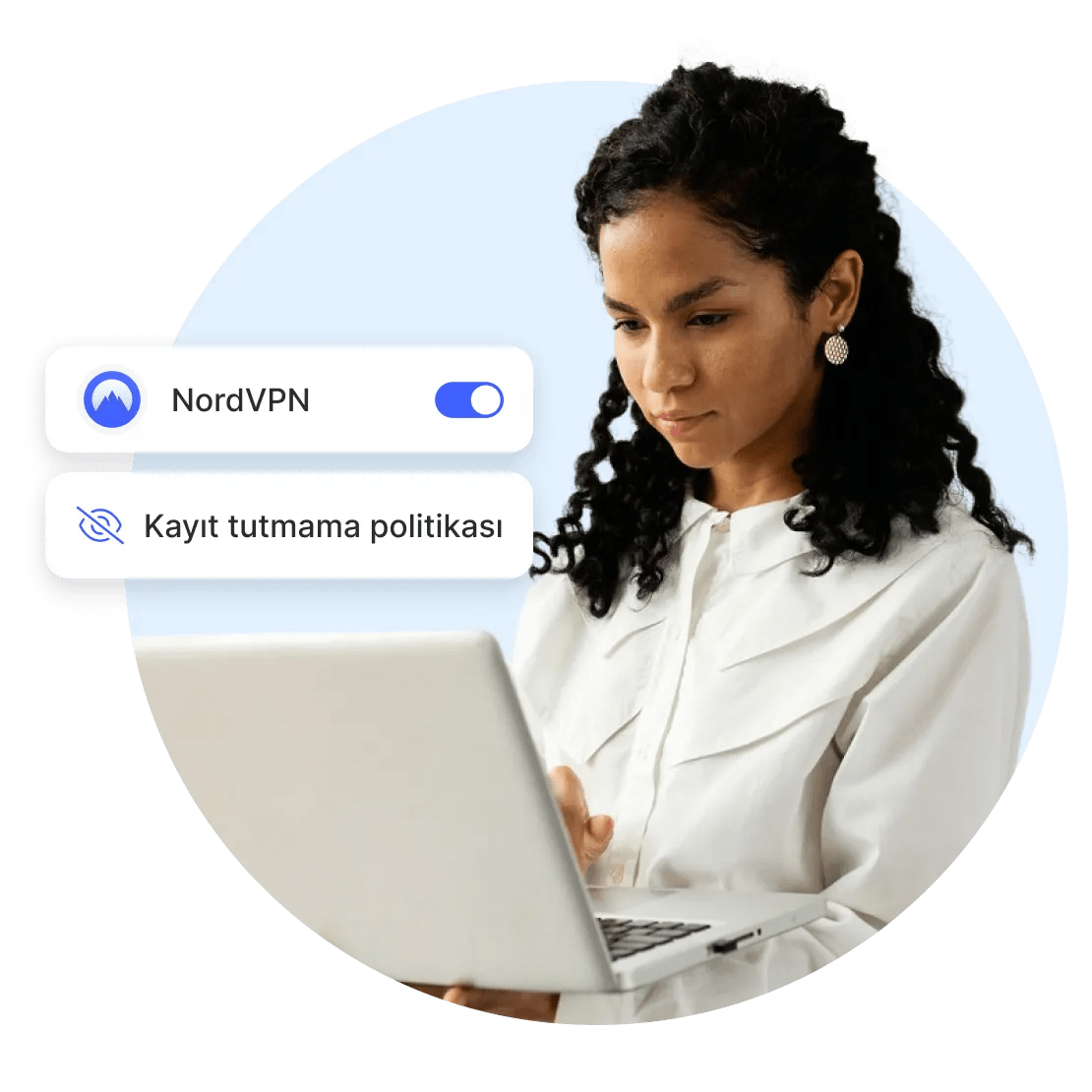 Bir kişi, NordVPN&#39;in kayıt tutmama politikasıyla güvence altına alınmış şekilde bilgisayarından internette geziniyor.