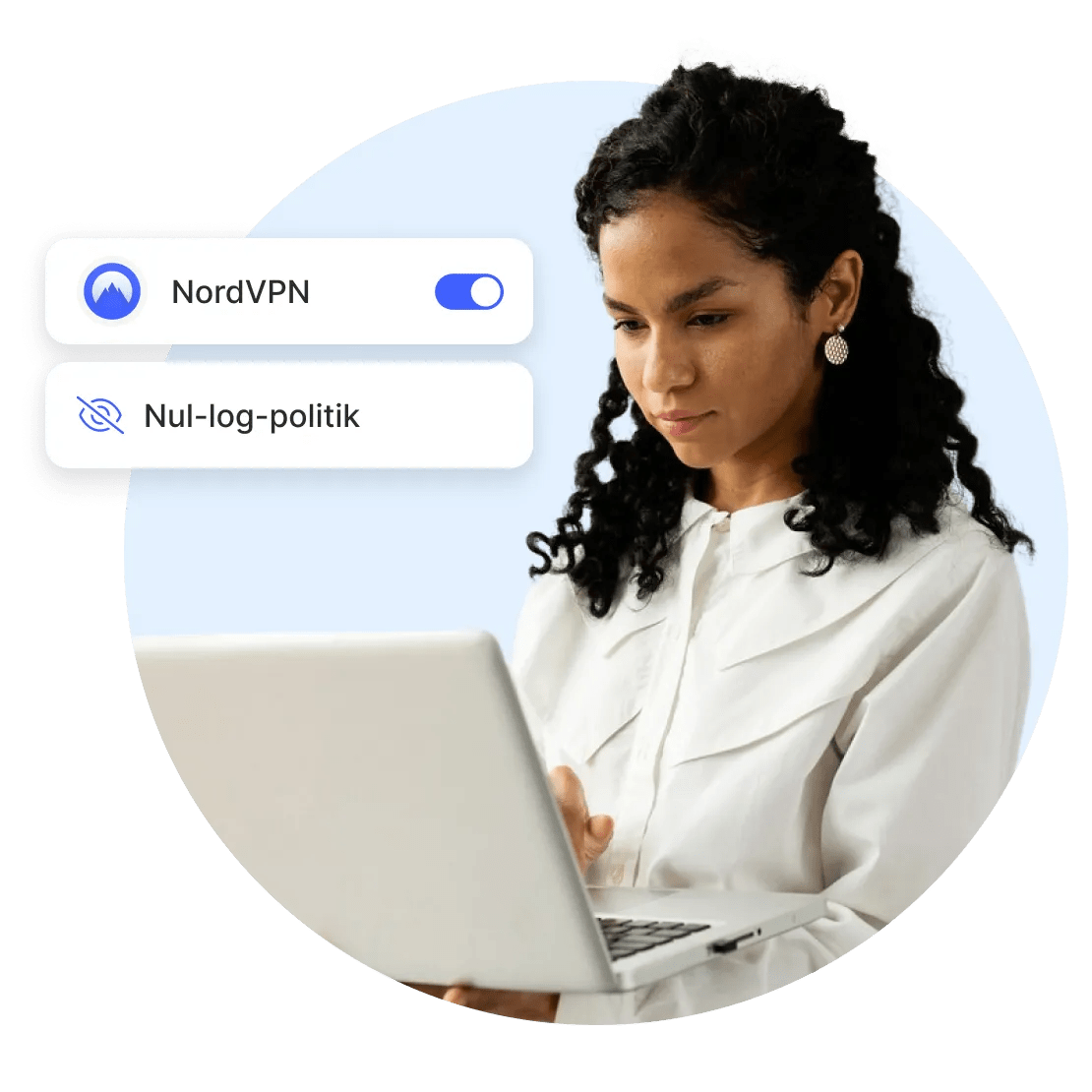 En person, der surfer på nettet på sin computer, og som er sikret med NordVPN&#39;s politik om ikke at føre logfiler.