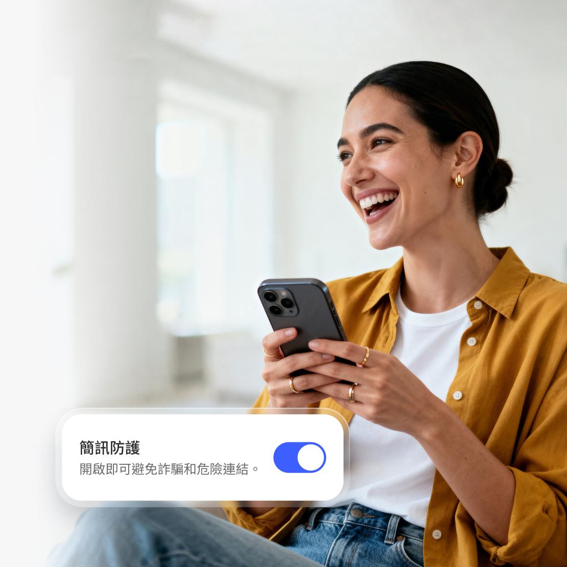 一個人在智能手機上使用 NordVPN 的訊息保護，以避免詐騙和有風險的連結。