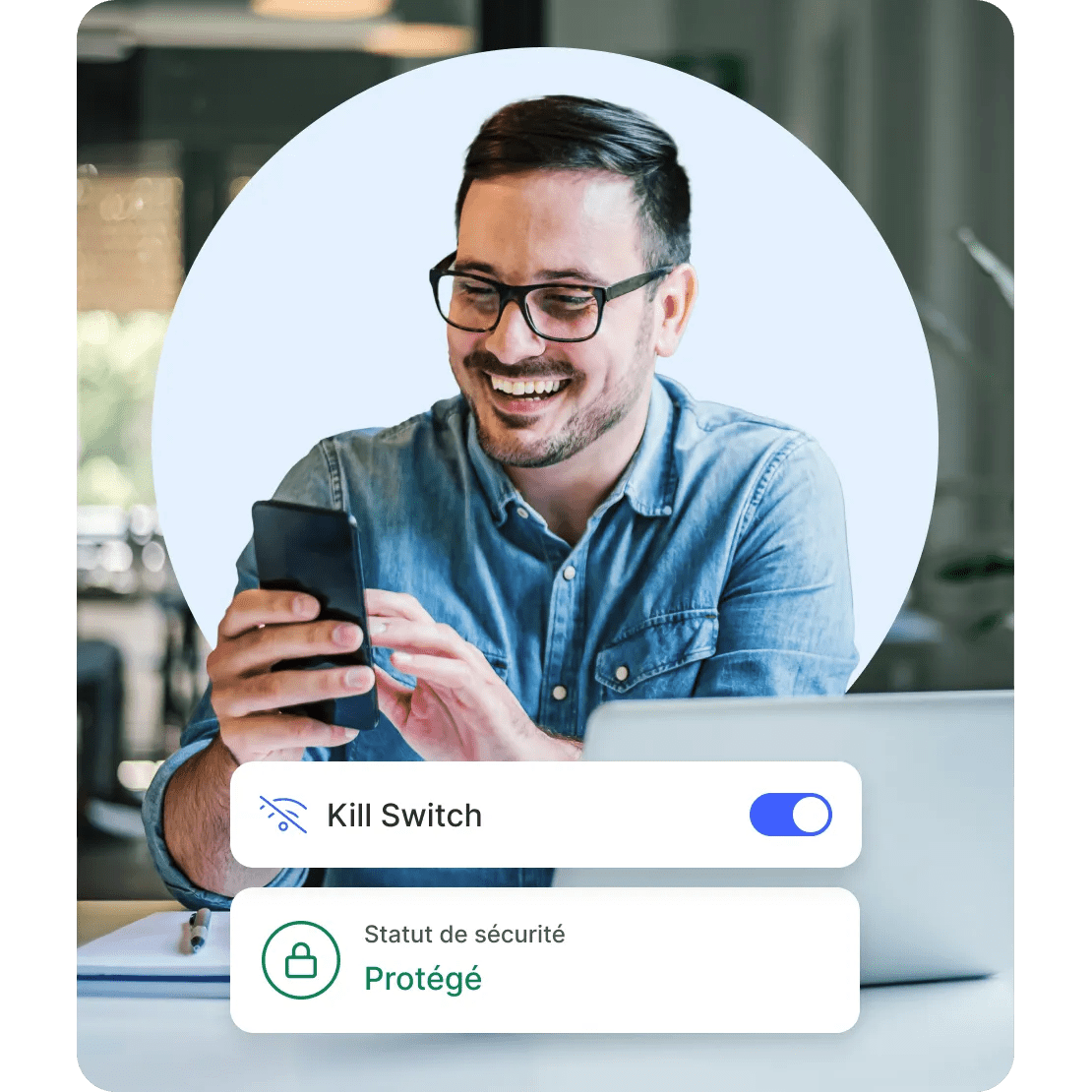 Un homme navigue joyeusement sur son smartphone avec la fonction Kill Switch activée
