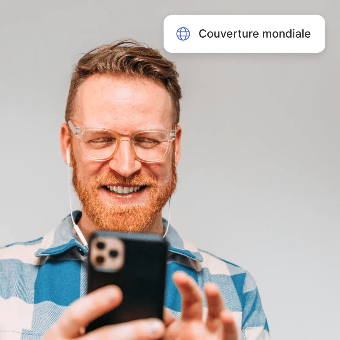 Un homme profitant d’un réseau VPN mondial sur son téléphone.