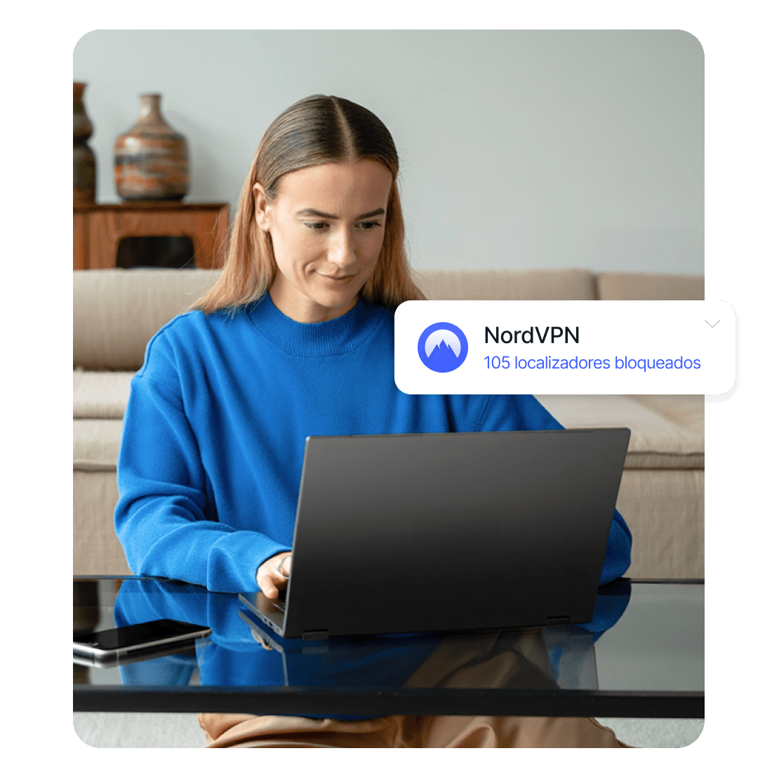 Uma mulher a navegar pelas promoções da Black Friday no seu portátil com a NordVPN ativada para bloquear localizadores.