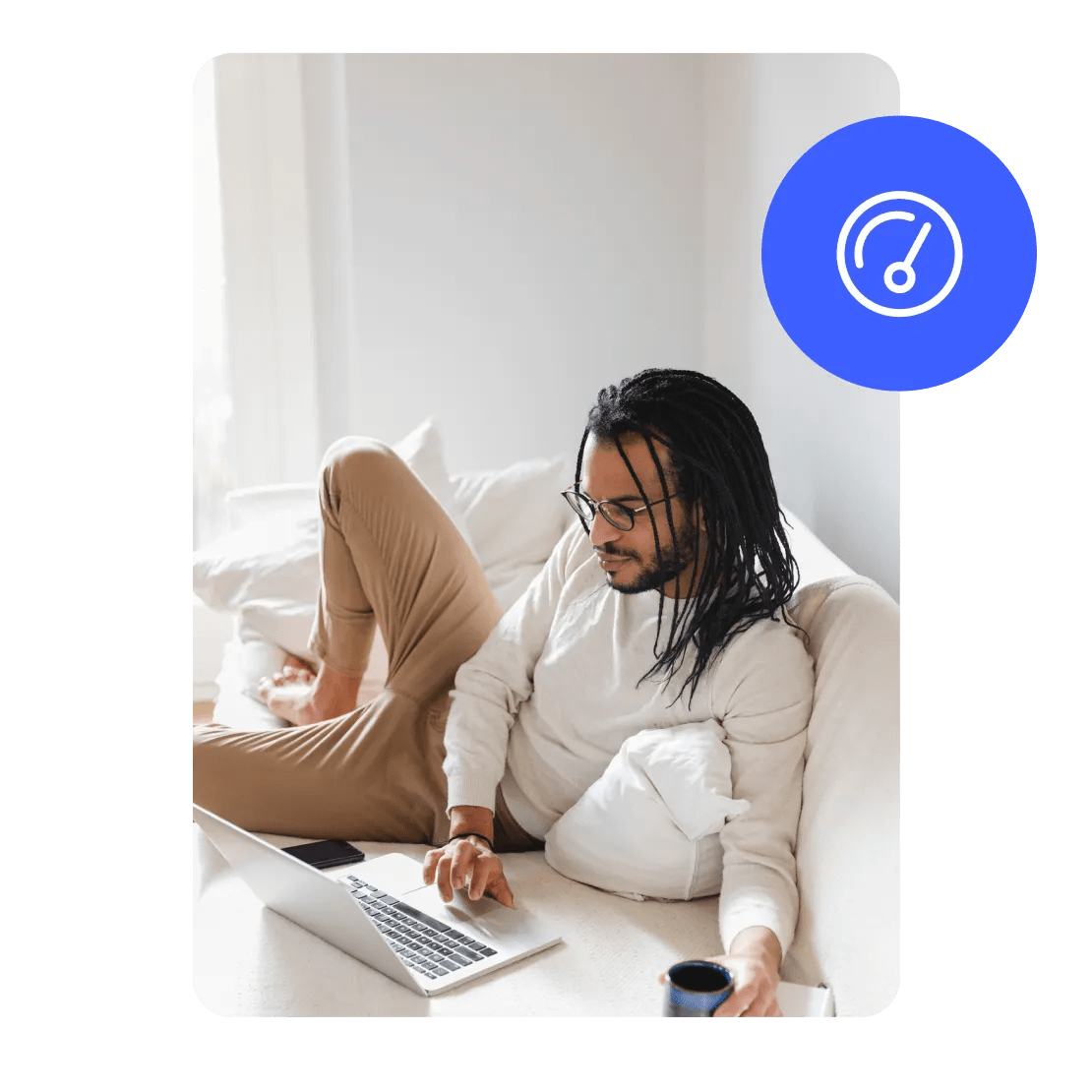 גבר צעיר משתמש ב-NordVPN כדי לצפות בתוכנית באינטרנט