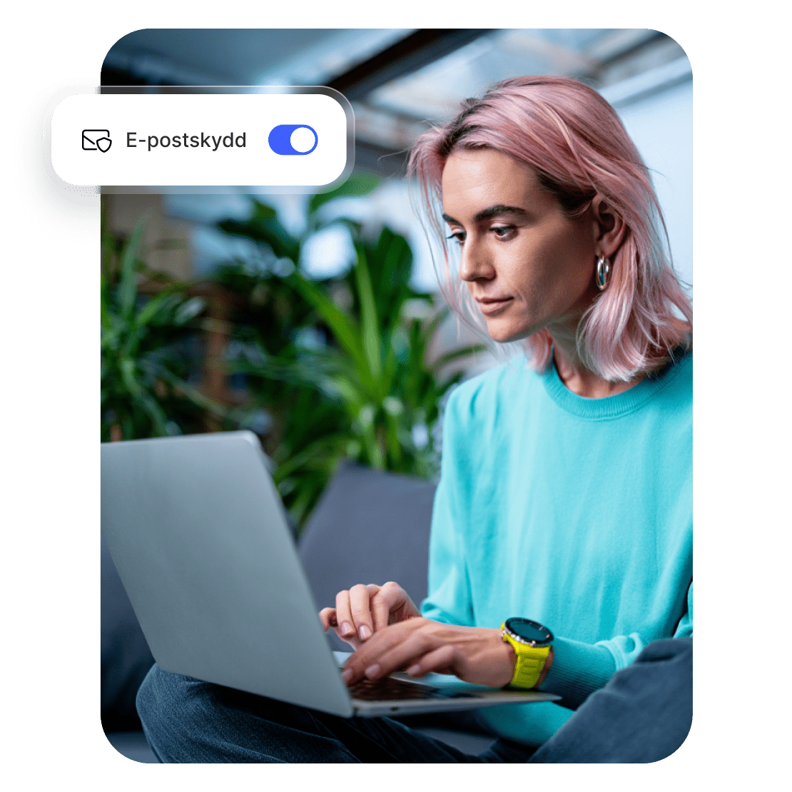 En person som kollar sin e-post på ett säkrare sätt med hjälp av NordVPN:s e-postskydd.