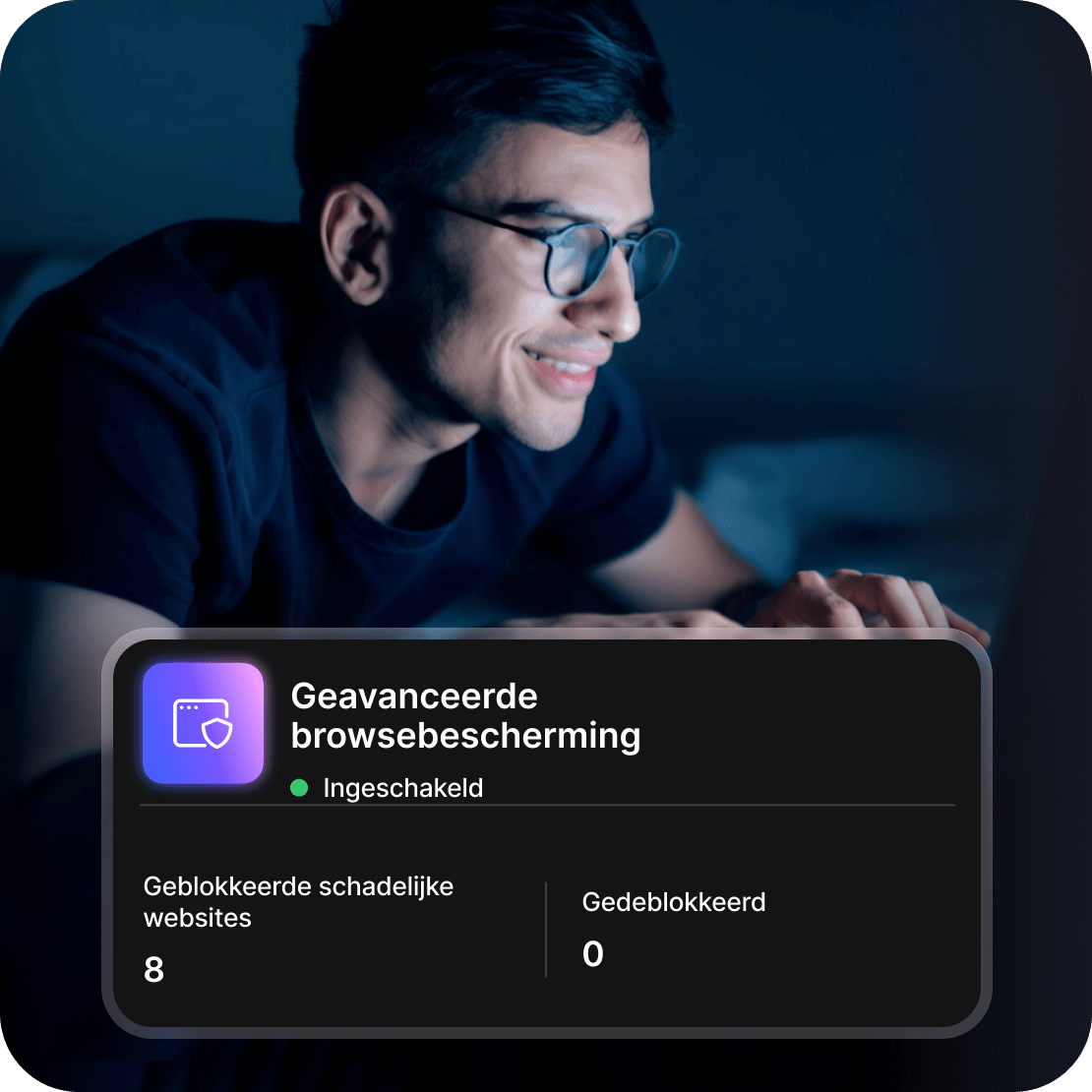 Een man die een laptop gebruikt met NordVPN&#39;s next-gen antivirus dat schadelijke websites blokkeert.