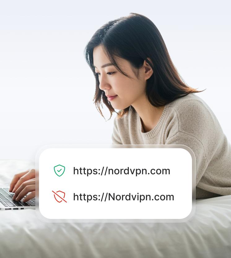 一名女子在手提電腦上安全瀏覽，而詐騙和網絡釣魚防護功能會過濾掉不安全的網域。