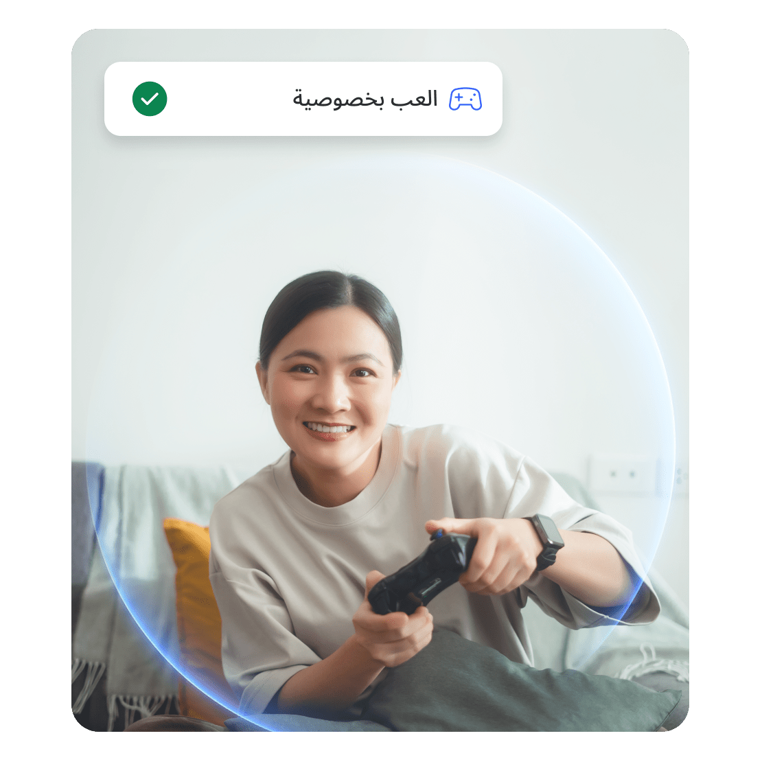 امرأة تحمل جهاز تحكم ألعاب.