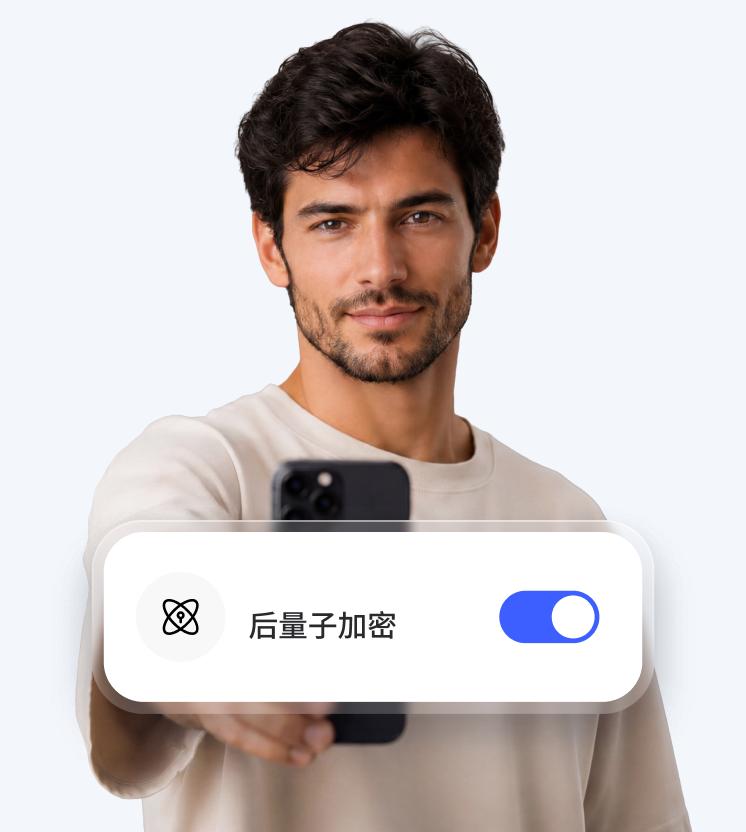 一名男子使用 NordVPN 的后量子加密开关来帮助保护自己的网络流量。