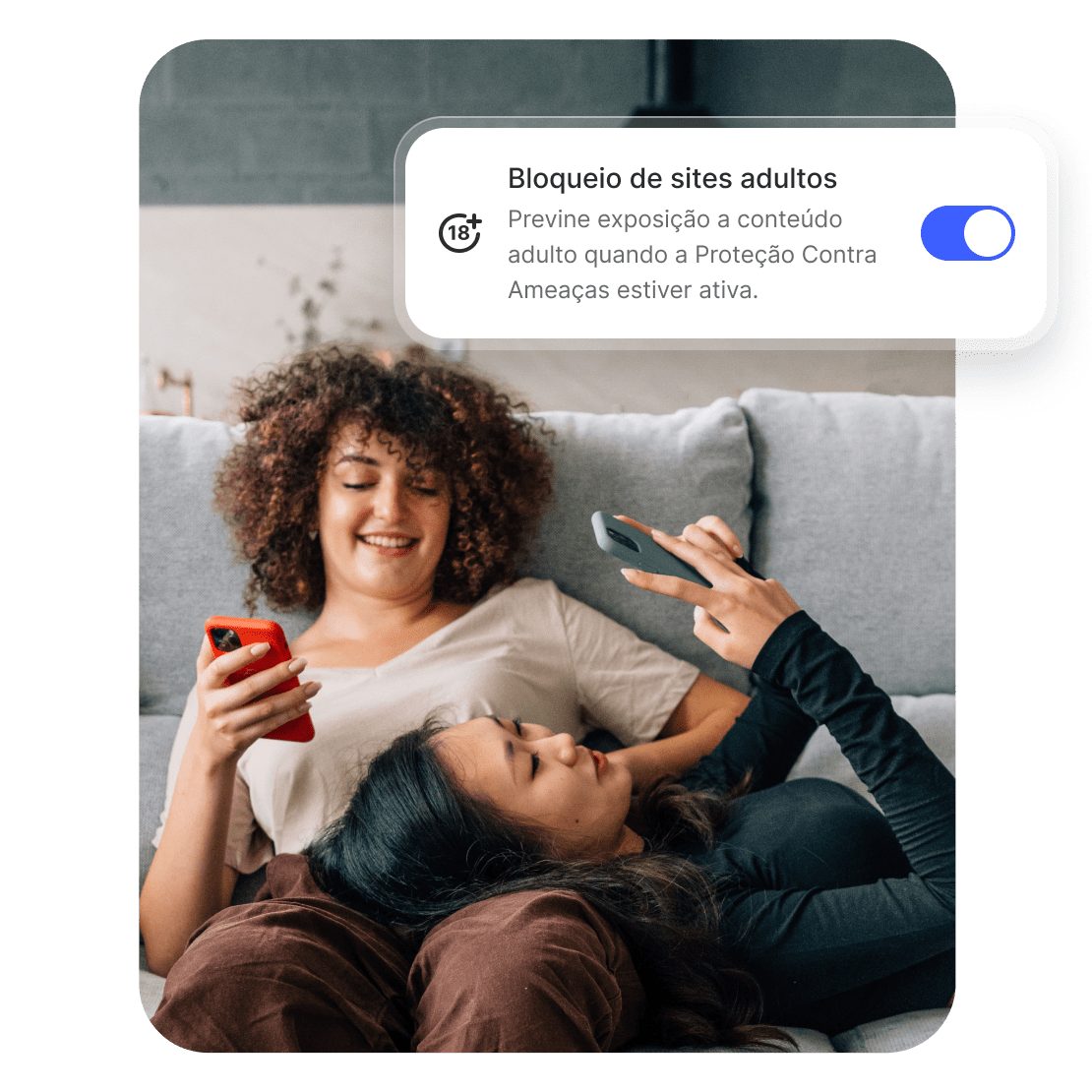Dois amigos usando o bloqueador de sites adultos para ter mais segurança online.