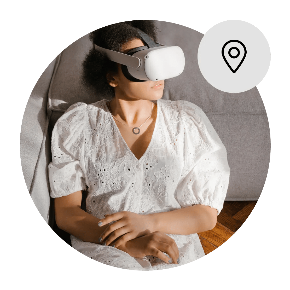 Женщина использует VPN для Oculus Quest 2, чтобы просматривать контент в Интернете.