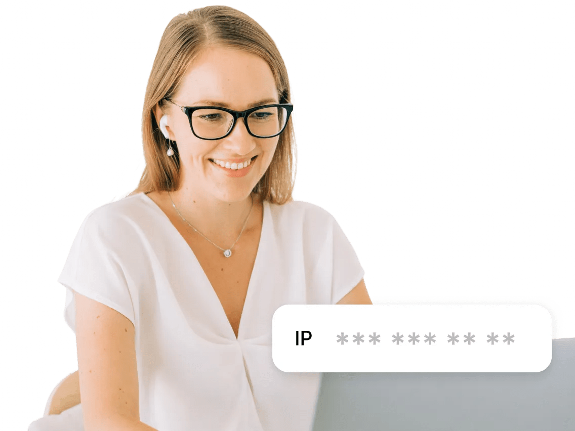 En kvinde, der beskytter sin IP-adresse med NordVPN-proxyudvidelsen på sin bærbare computer.