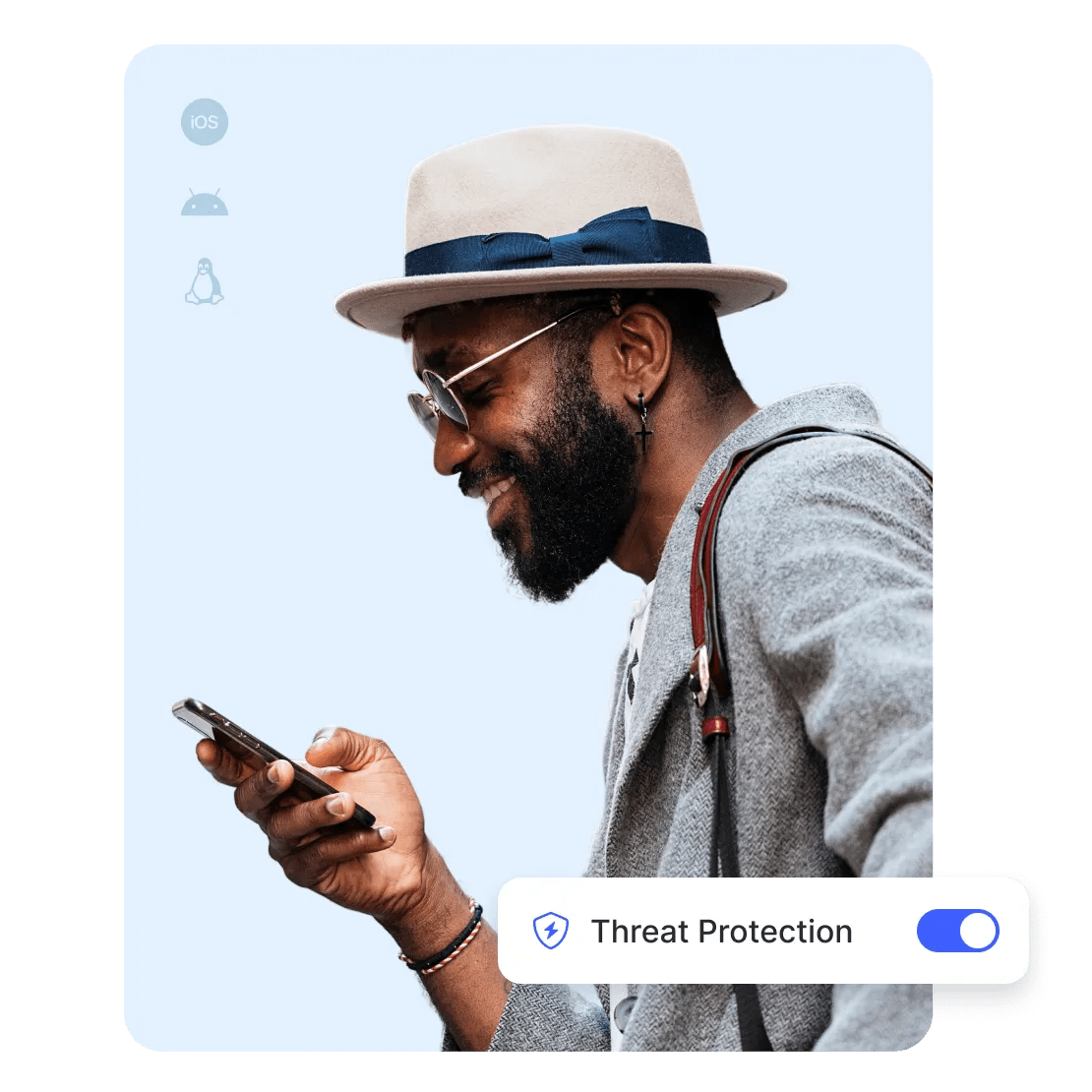 En mand surfer sikkert på sin smartphone med Threat Protection.