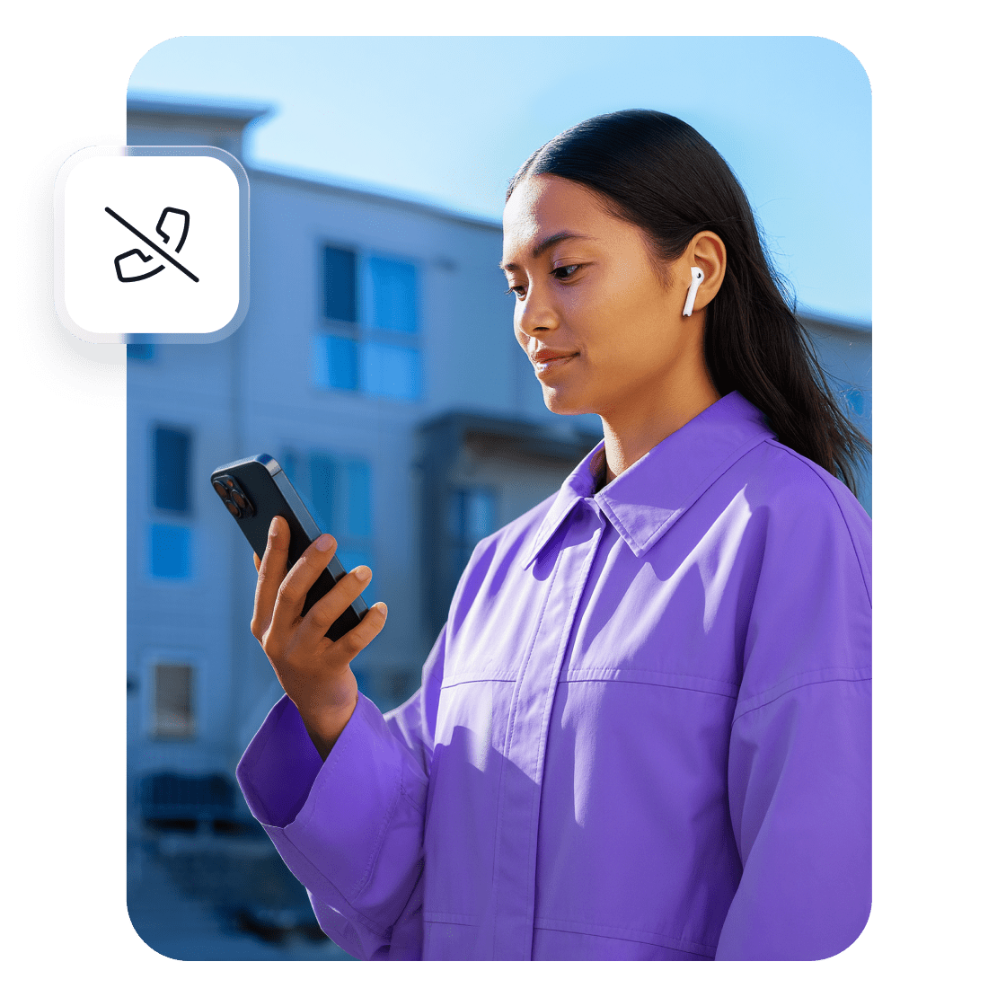 A woman canceling a scammer&#39;s call.