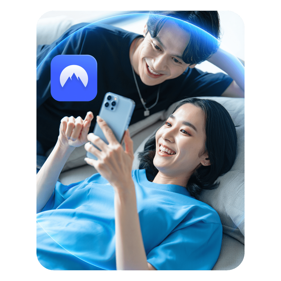 NordVPNのオンライン保護を利用してオンラインでブラウジングしているカップル。