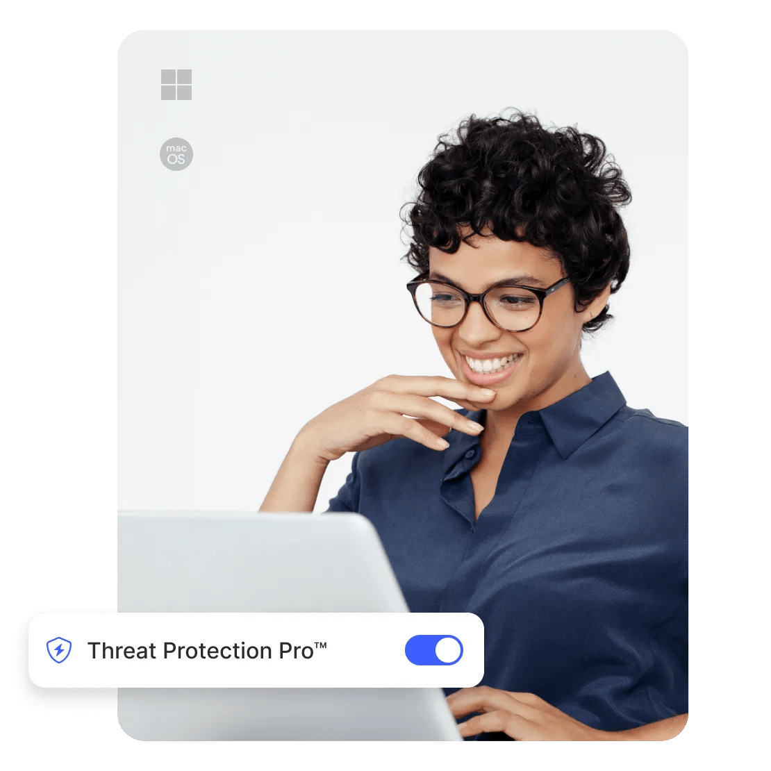 Wanita menikmati internet lebih aman dengan Threat Protection Pro™ di laptop.