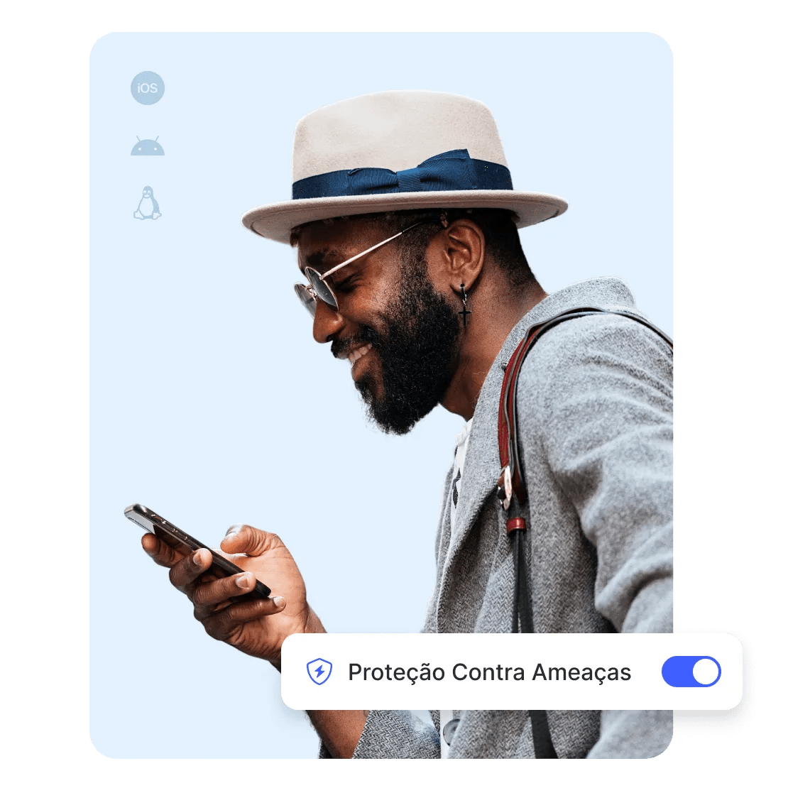 Um homem navega em segurança no seu smartphone com a Proteção Contra Ameaças.