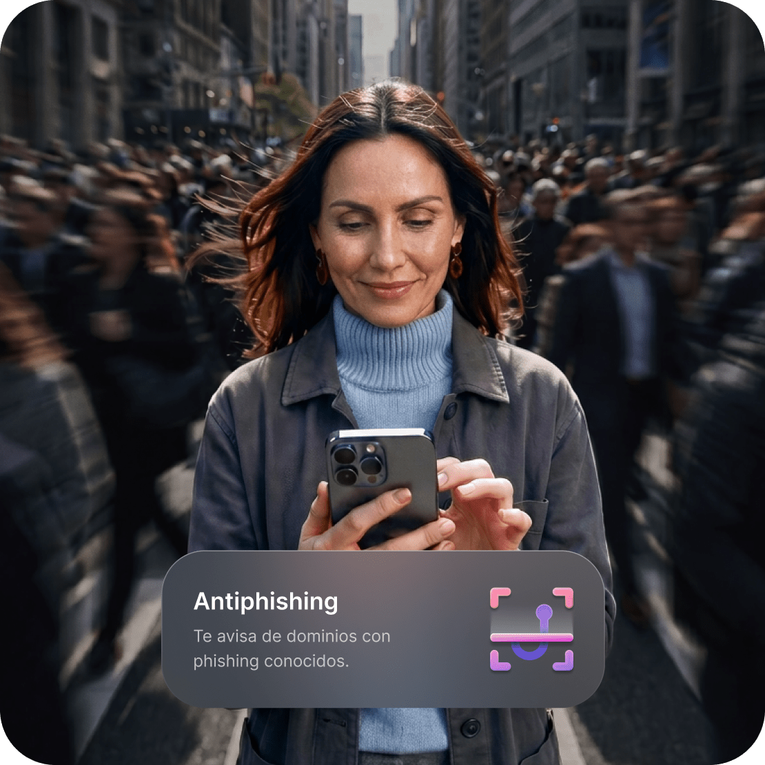 Una mujer en una calle llena de gente sonríe mientras usa el teléfono con la función contra fraudes del antivirus de última generación de NordVPN activada.