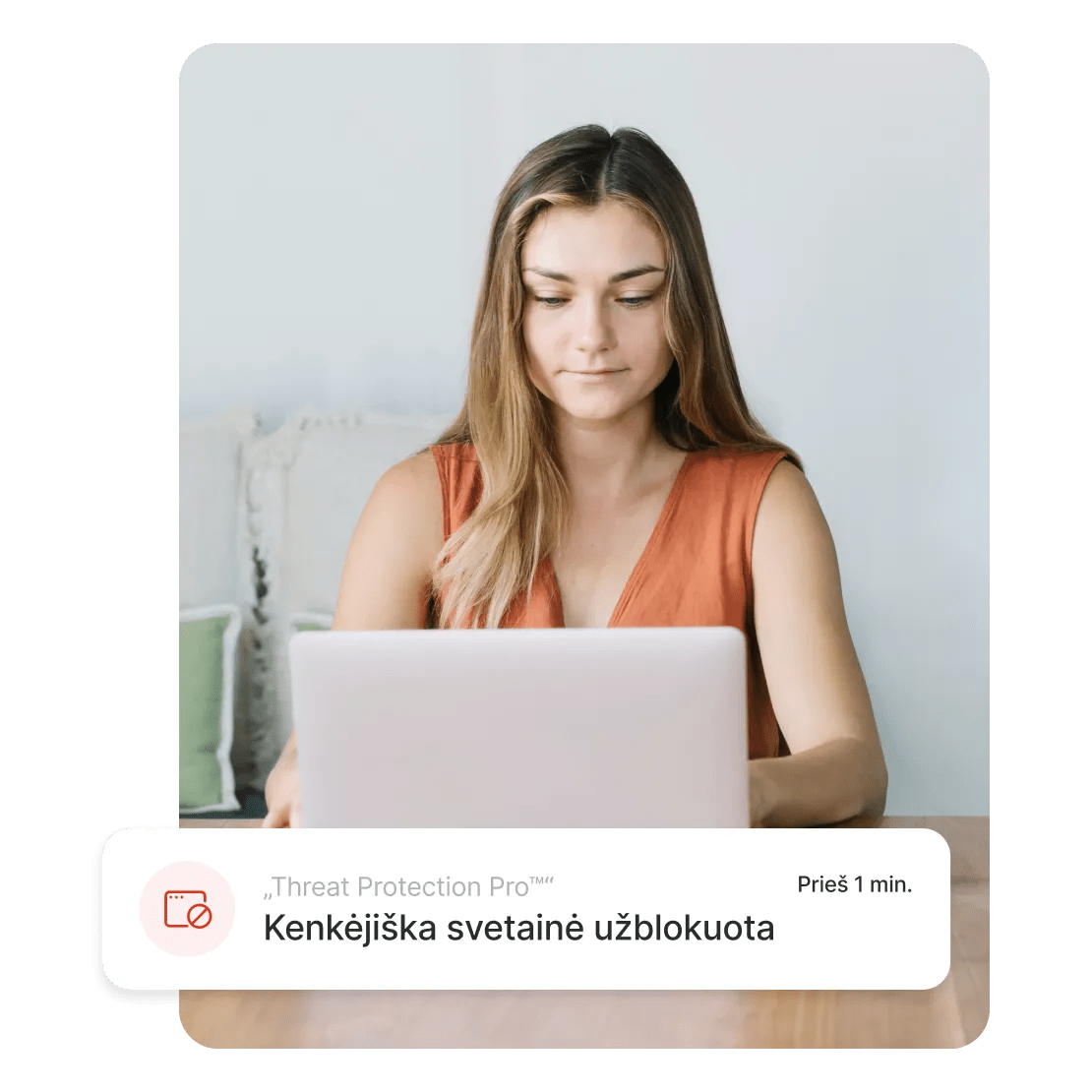 Žmogus skaito „Threat Protection Pro™“ įspėjimą apie užblokuotą kenkėjišką svetainę.