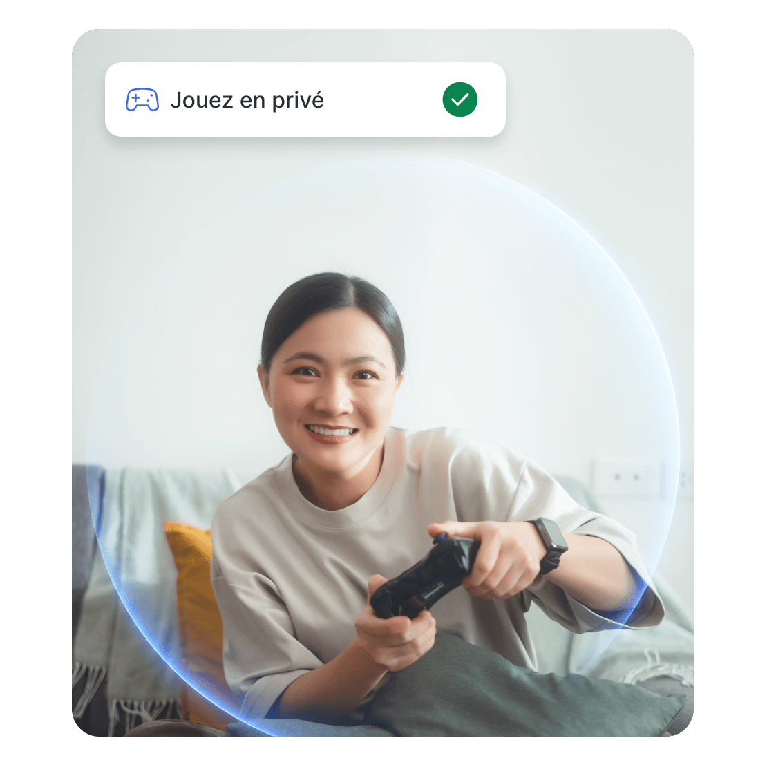 Une femme tenant une manette de jeu.